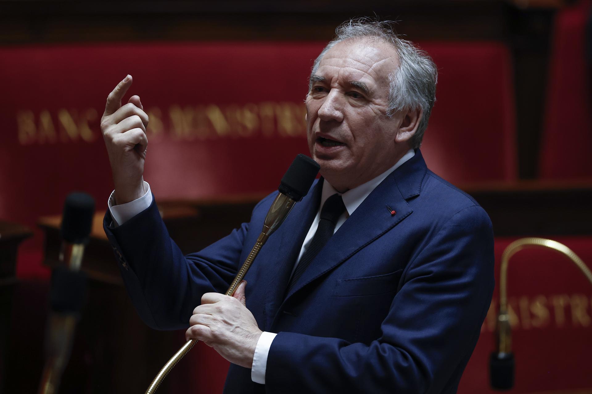 El Primer Ministro francés François Bayrou habla durante una sesión de Preguntas al gobierno en la Asamblea Nacional Francesa en París, Francia, 17 de diciembre de 2024. (Francia) EFE/EPA/YOAN VALAT
