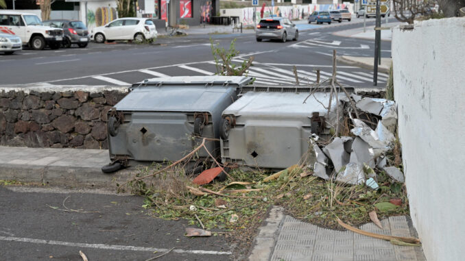 En la imagen, oleaje en la costa de La Laguna (Tenerife. EFE/ Alberto Valdés
