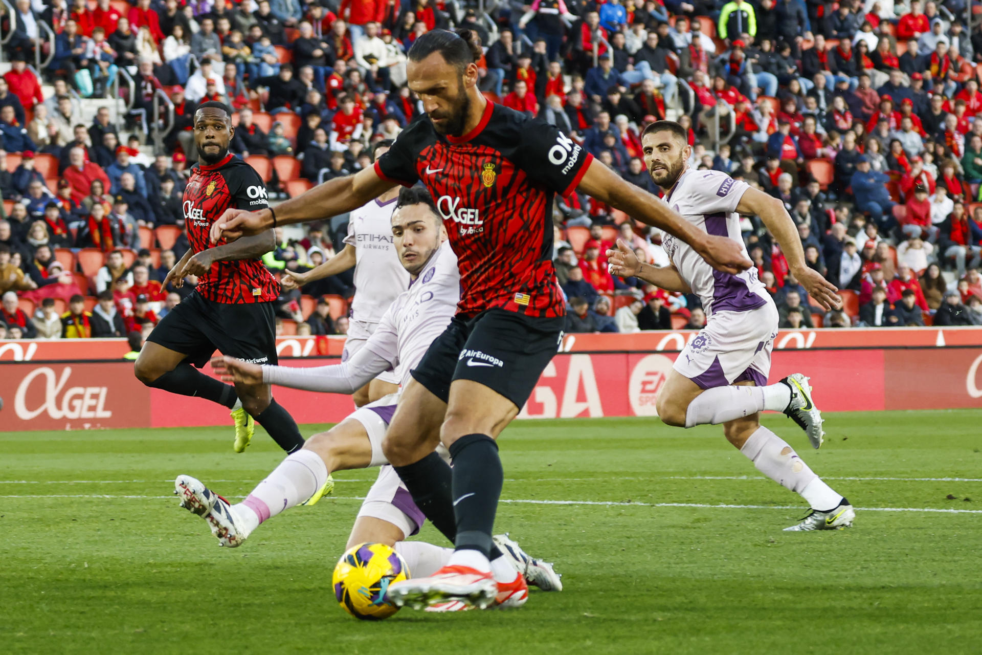 El delantero kosovar del Mallorca Vedat Muriqi, durante el partido de LaLiga de la jornada 17 entre el Real Mallorca y El Girona, este sábado en el estadio de Son Moix en Palma .- EFE/ Cati Cladera
