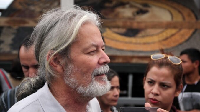 Fotografía de archivo del artista paraguayo Koki Ruiz en la localidad de Luque, a 15 kilómetros de Asunción. EFE/Andrés Cristaldo
