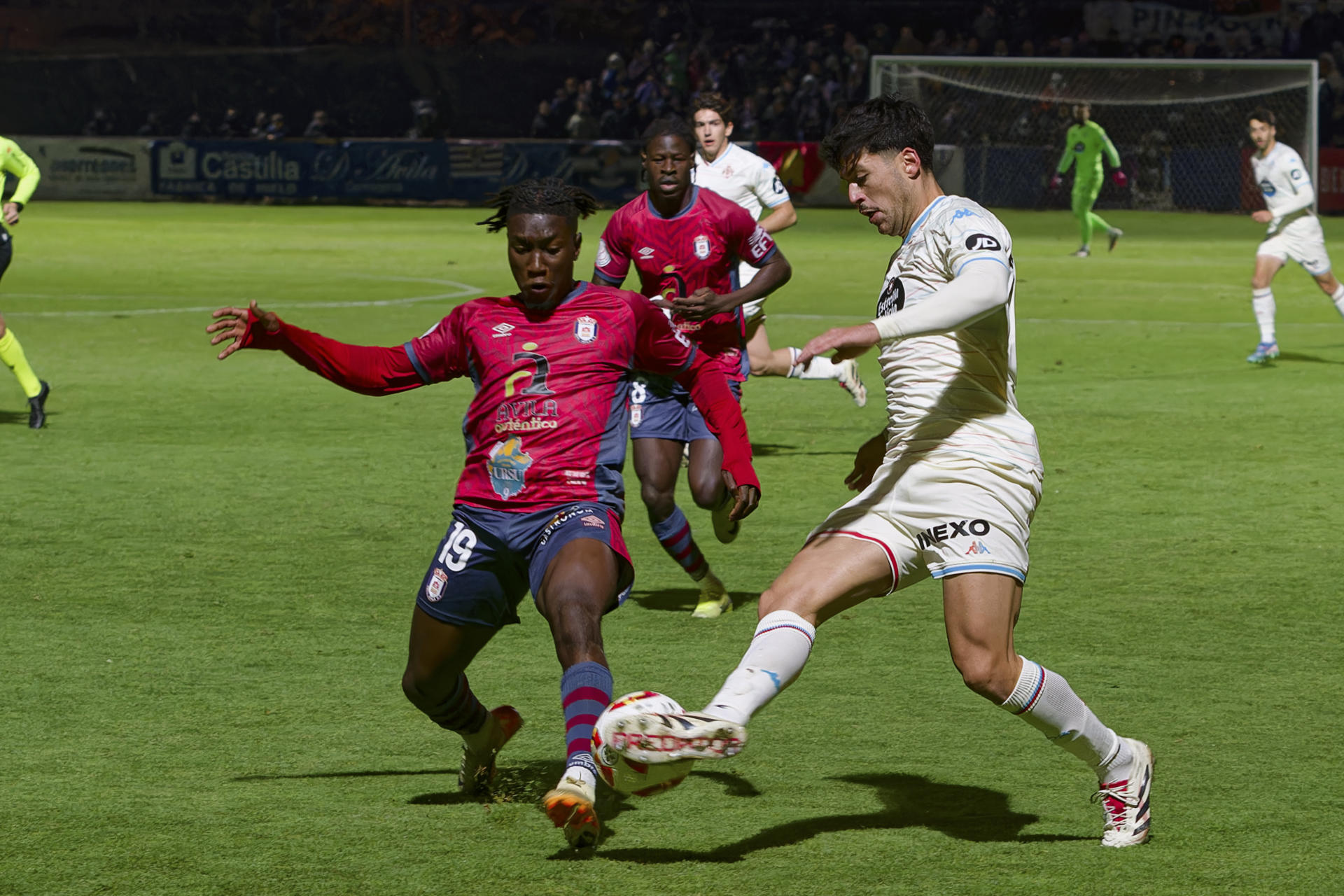 Mamadou Alpha del Real Ávila disputa un balón ante Víctor Meseguer (d) del Valladolid este martes durante el partido correspondiente a la segunda fase de la Copa del Rey de Fútbol, entre el Real Ávila Club de Fútbol, de la Segunda Federación Grupo 1, y el Real Valladolid Club de Fútbol, en el Estadio Municipal "Adolfo Suárez", de Ávila (Castilla y León). EFE/ Raúl Sanchidrián
