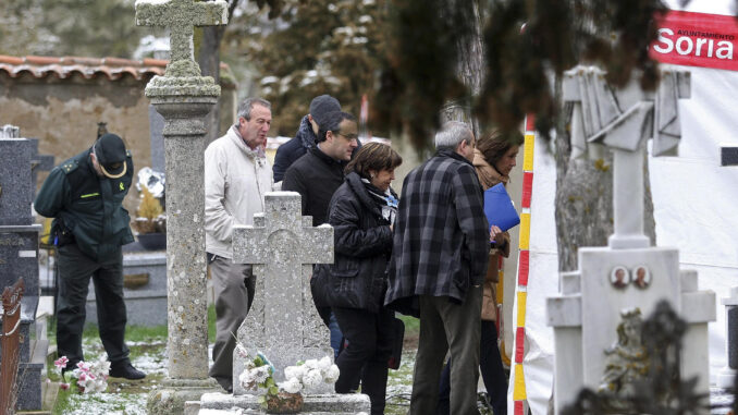 Imagen del 23 de marzo de 2017 en el cementerio de Quintana Redonda (Soria) donde el juez ordenó la exhumación del cuerpo de Leoncio González de Gregorio, marido de la conocida como la duquesa roja, para extraer muestras óseas, realizar pruebas de ADN y dilucidar si era el padre de la hija de una sirvienta. EFE/Wifredo García
