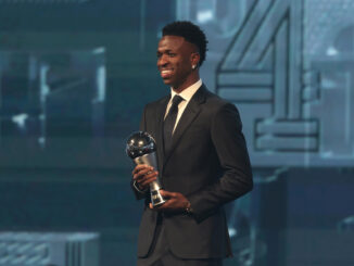 Vinicius Jr posa con el trofeo en Doga, Catar. EFE(Photo by Mohamed Farag - FIFA/FIFA via Getty Images)