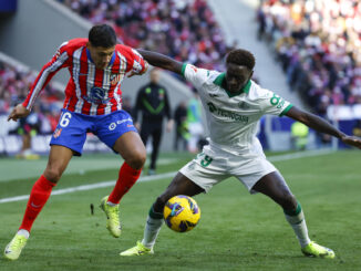 El centrocampista del Getafe Coba da Costa (d) lucha un balón con el defensa argentino del Atlético de Madrid Nahuel Molina (i) durante el partido de Liga que disputaron Atlético de Madrid y Getafe este domingo en el estadio Riyadh Air Metropolitano. EFE/Juanjo Martín