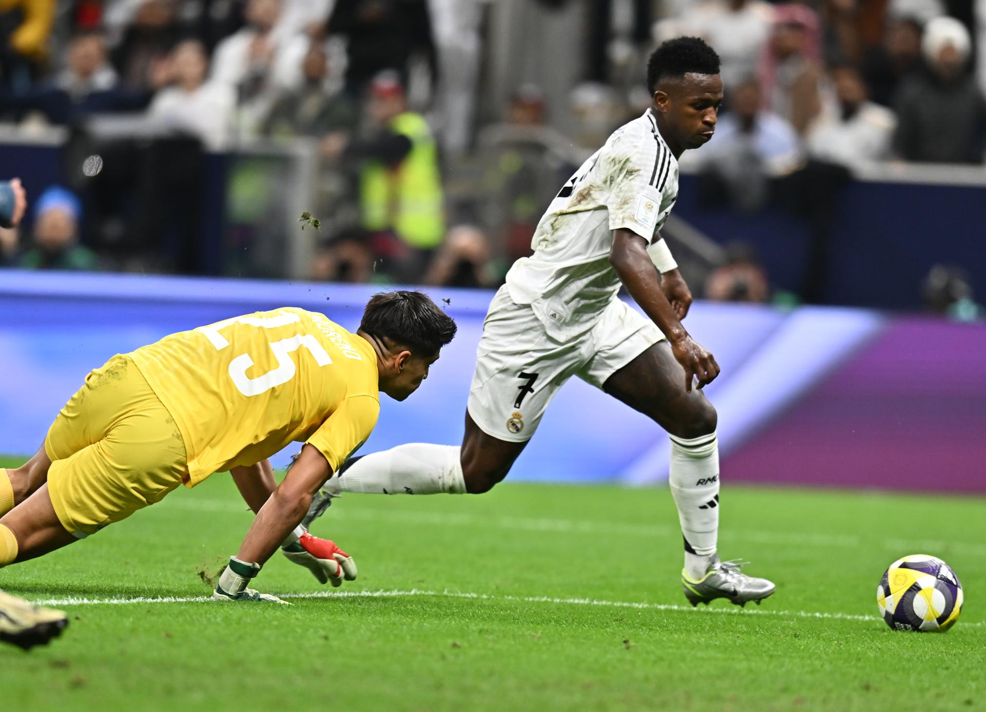 El jugador Vinicius Junior (d) trata de dejar atrás al portero de CF Pachuca Carlos Agustin Moreno Luna durante el partido de la final de la Copa Intercontinental que han jugado Real Madrid y Pachuca en Lusail, Catar.EFE/EPA/NOUSHAD THEKKAYIL
