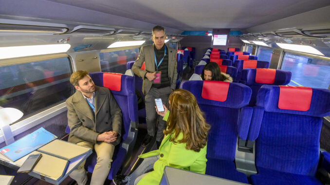 El director comercial de Ouigo España, Federico Pareja, atiende a los medios en un vagón de un tren de la compañía en un acto celebrado en la Estación de Santa Justa del operador privado de alta velocidad, que conectará Madrid con Andalucía. EFE/ Raúl Caro.
