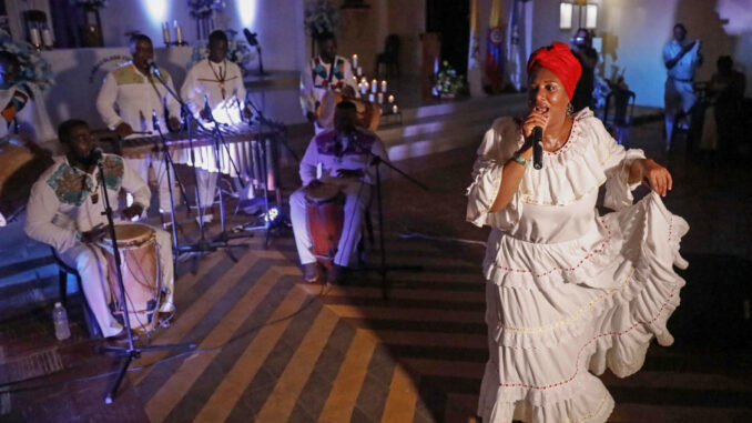 Fotografía del 6 de diciembre de 2024 de un grupo de cantoras en el Festival Internacional de Música Sacra, durante la gira 'Colombia es Música Sacra', en Guapi (Colombia). EFE/Juan Diego López
