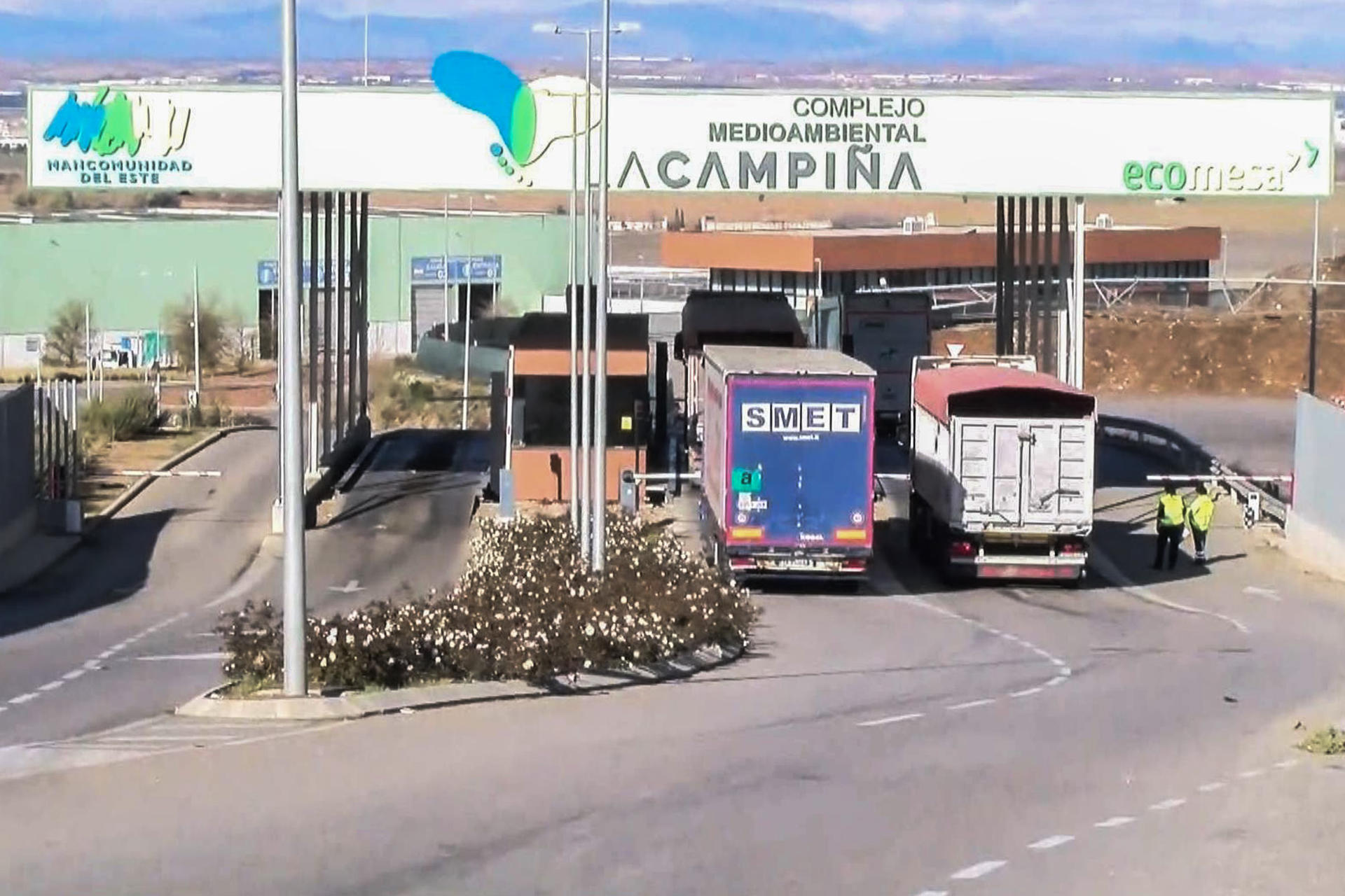 Vista del complejo de reciclaje de Loeches (Madrid), donde la Guardia Civil investiga el hallazgo de los restos de un bebé, de unas dos semanas de vida, por lo que ha solicitado la colaboración ciudadana para tratar de averiguar quién ha depositado en ese lugar el cadáver y ha pedido que se avise al 062 si alguien ha detectado la ausencia de algún neonato en las últimas horas. EFE
