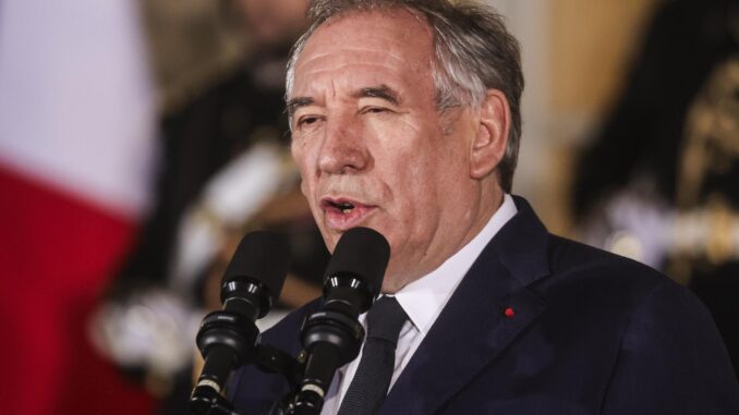 El recién nombrado Primer Ministro de Francia, François Bayrou, pronuncia un discurso durante la ceremonia de traspaso en el Hotel Matignon en París, Francia, 13 de diciembre de 2024. El presidente francés Macron nombró a François Bayrou como el nuevo primer ministro del país el 13 de diciembre de 2024. La cita sigue a la renuncia del primer ministro Michel Barnier tras una votación de no confianza en la Asamblea Nacional el 04 de diciembre de 2024. (France) EFE/EPA/TERESA SUAREZ
