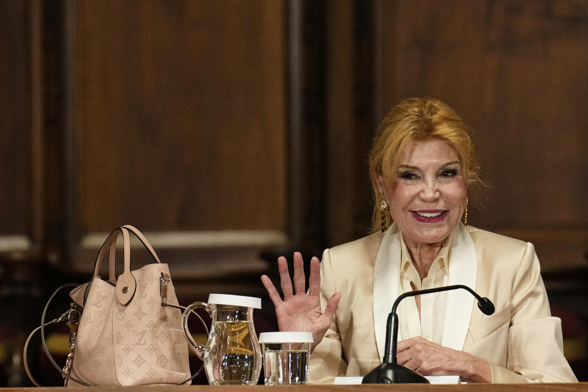 La baronesa Carmen Thyssen, durante la rueda de prensa ofrecida este jueves en el Ayuntamiento de Barcelona para informar sobre el acuerdo para ubicar en los antiguos Cines Comedia del emblemático paseo de Gràcia de Barcelona el Museo Carmen Thyssen. EFE/Alejandro García
