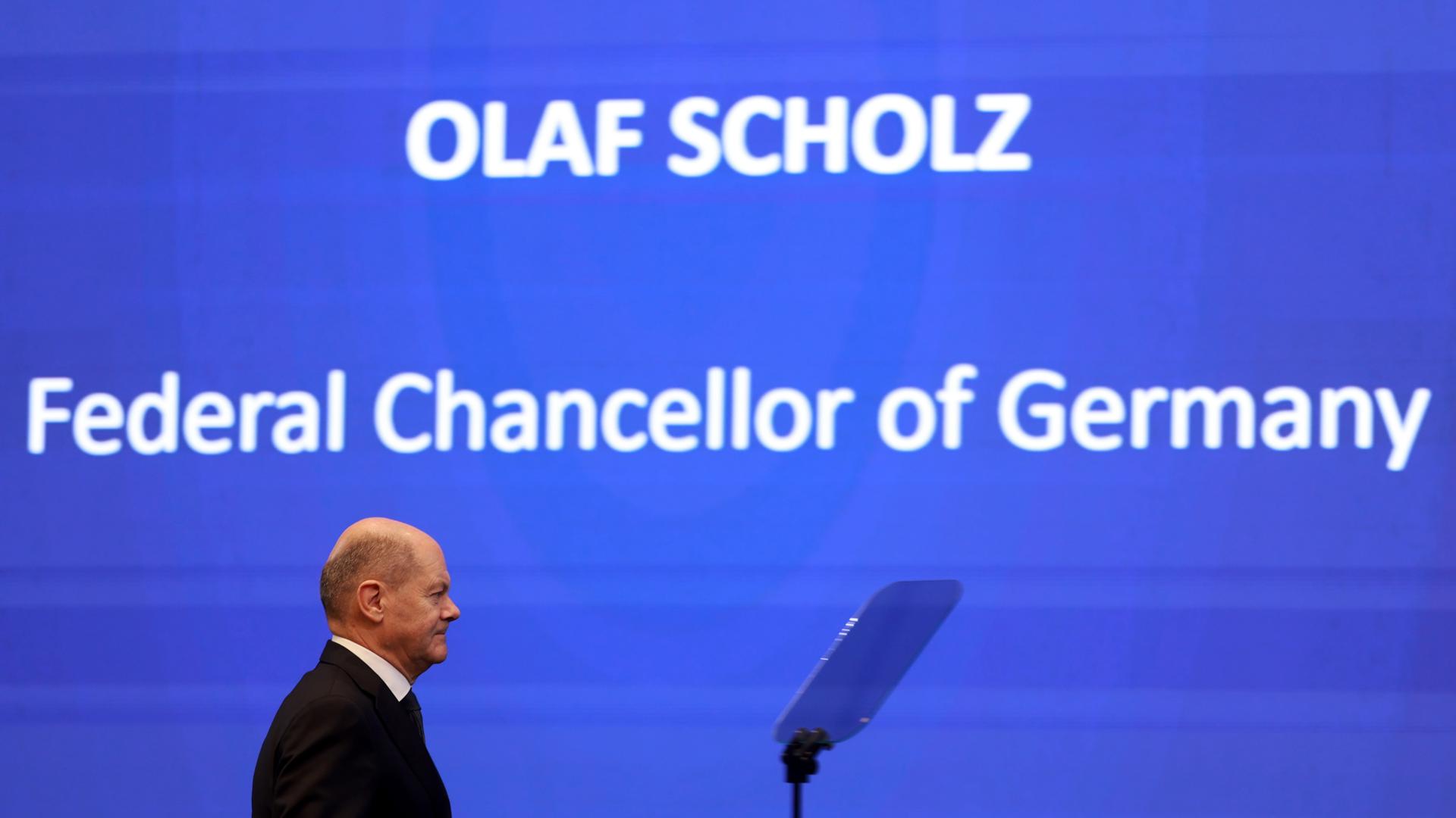 El canciller alemán Olaf Scholz camina por el escenario en el 7º Foro Empresarial Germano-Ucraniano en Berlín, Alemania, 11 de diciembre de 2024. El 7.º Foro Empresarial Germano-Ucraniano se lleva a cabo bajo el lema 'Más fuertes juntos'. Asegurando el futuro.' (Germany, Ukraine) EFE/EPA/CLEMENS BILAN
