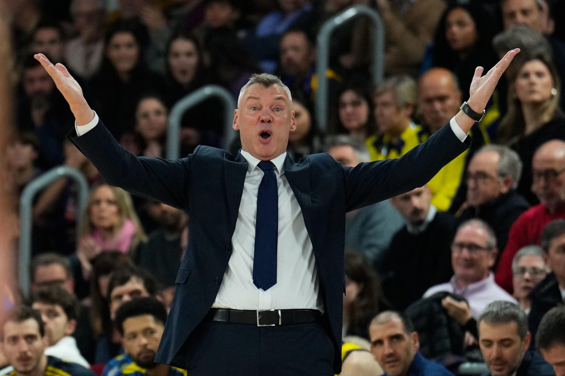 El entrenador del Fenerbahce, Sarunas Jasikevicius, durante el partido de la Euroliga de baloncesto que Barcelona y Fenerbahce disputaron en el Palau Blaugrana. EFE/Alejandro García
