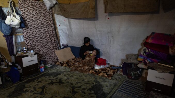 La madre palestina desplazada Reem Abo Jazar cuida de su hijo de cinco años Musa Abu Jazariya en su hogar en un campamento para personas desplazadas en Khan Yunis, en el sur de la Franja de Gaza, 19 de diciembre de 2024.  
EFE/EPA/HAITHAM IMAD
