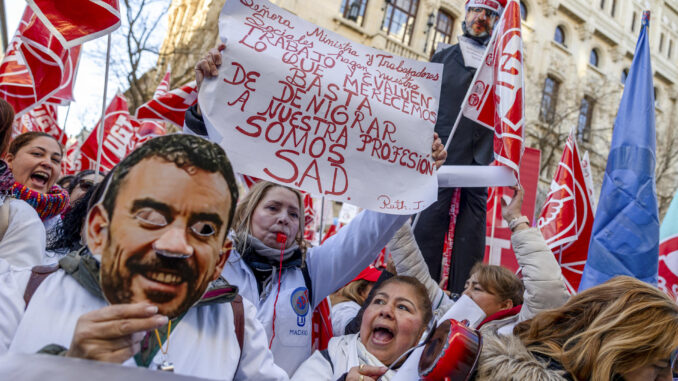 Trabajadoras del Servicio de ayuda a domicilio para personas mayores y personas con discapacidad, se manifiestan este lunes durante el pleno del Ayuntamiento de Madrid. EFE/ Daniel González
