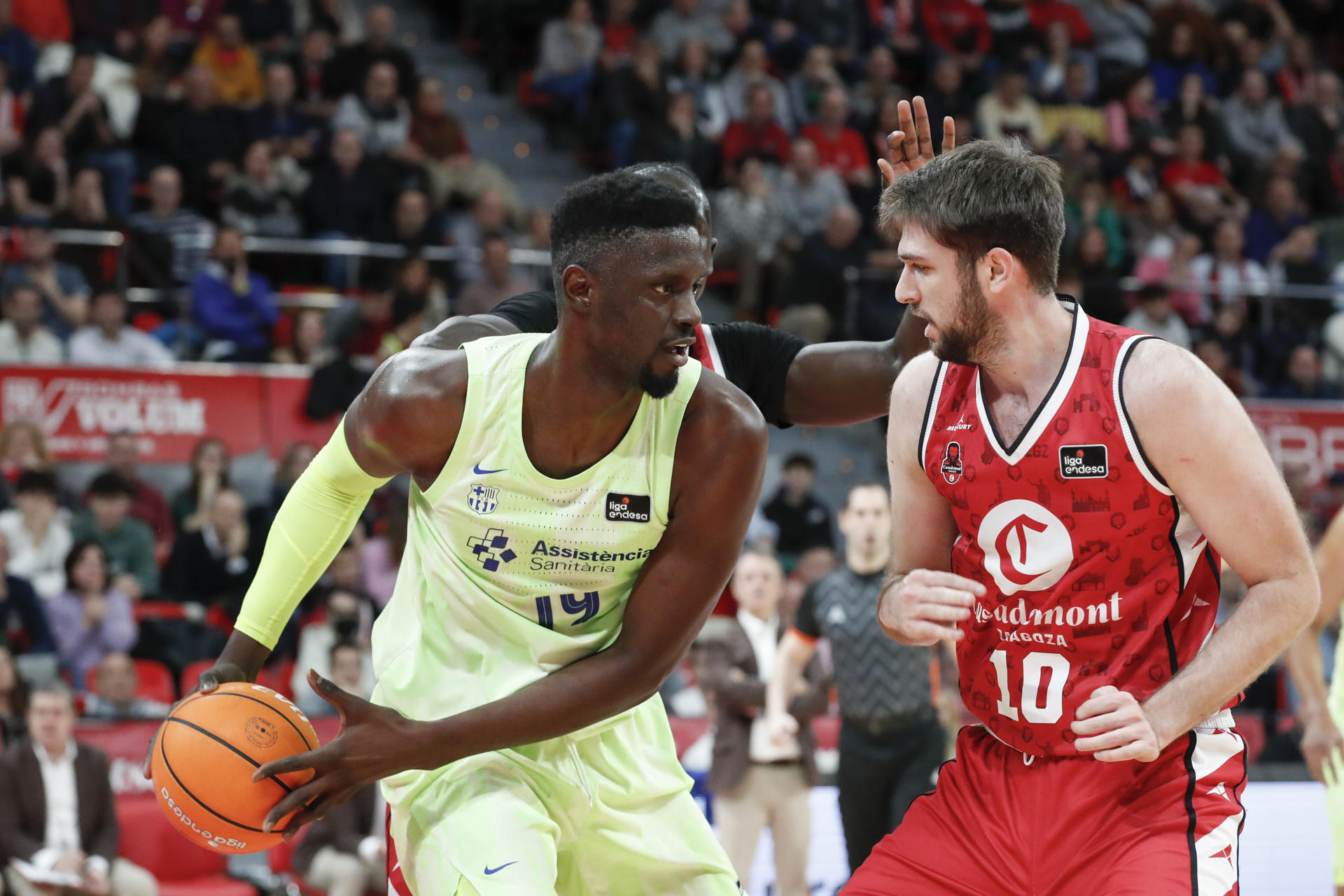 -El jugador del Barcelona Y. Fall y el jugador del Casademont Zaragoza J. Fernández, durante el partido de la jornada 11 de la liga Endesa de Baloncesto, este domingo en Zaragoza.-EFE/ Javier Belver
