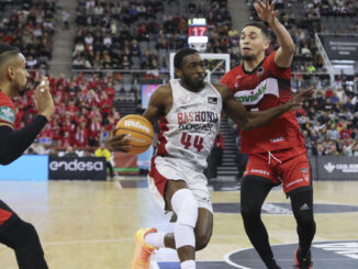 Branford (d), del Covirán Granada, intenta evitar el avance de Baldwin (i), del Baskonia, durante el partido de la undécima jornada de la liga Endesa que enfrentó a los equipos Covirán Granada y Baskonia en el Palacio de los Deportes de Granada. EFE/Pepe Torres