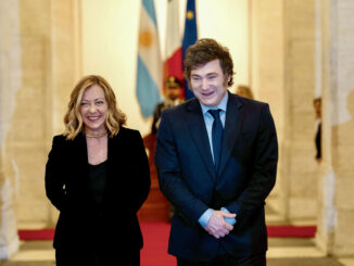 El presidente de Argentina, Javier Milei, y la primera ministra italiana, Giorgia Meloni, posan para los medios en el Palazzo Chigi de Roma. EFE/Palazzo Chigi