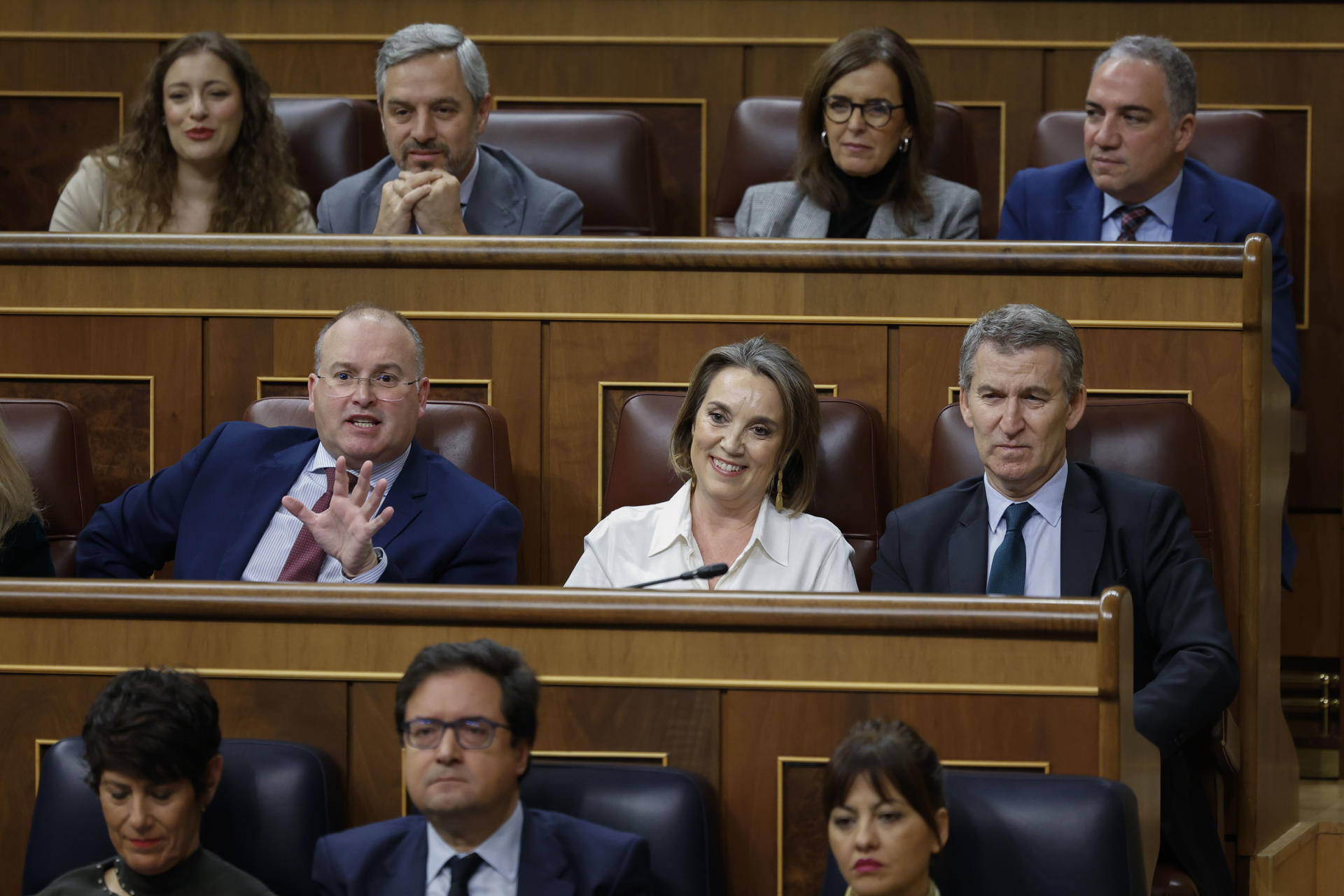 El portavoz del PP, Miguel Tellado (i), durante la sesión de control al Gobierno que se celebra este miércoles en el Congreso. EFE/ Mariscal
