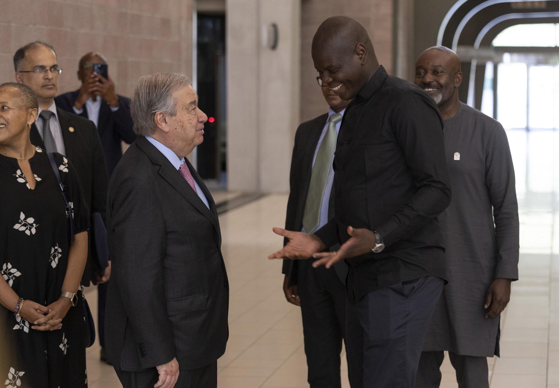 El Ministro de Relaciones Internacionales y Cooperación de Sudáfrica, Ronald Lamola (D), recibe al Secretario General de las Naciones Unidas, Antonio Guterres (I), durante la visita de este último a Pretoria, Sudáfrica, el 11 de diciembre de 2024. Sudáfrica es el primer país africano en ejercer la presidencia rotativa del G20 durante un año, la cual asumió el 01 de diciembre de 2024. (Sudáfrica) EFE/EPA/KIM LUDBROOK
