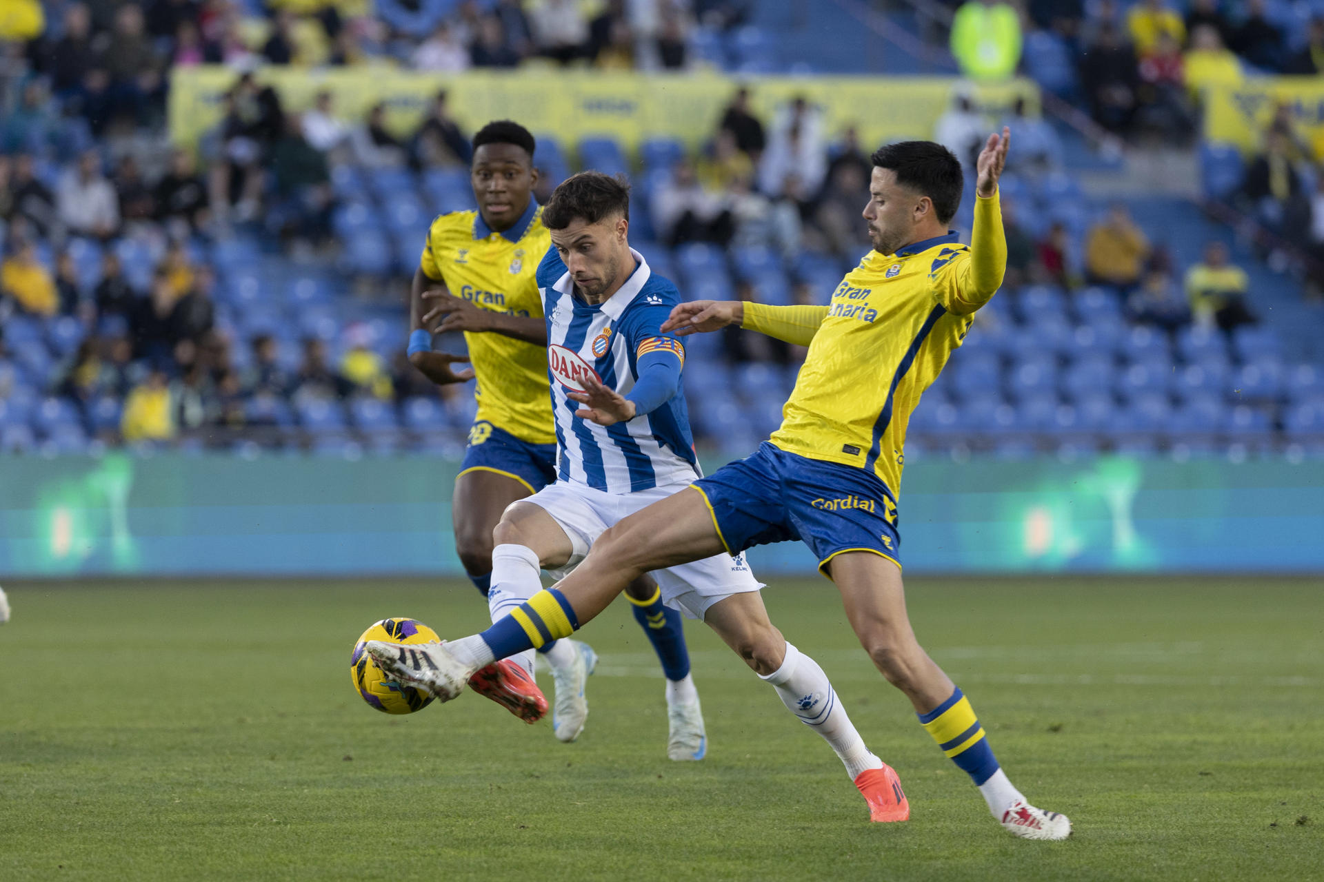 - El jugador de la Unión Deportiva Las Palmas Javi Muñoz (d) y el jugador del Espanyol Puado (i) durante el partido de la jornada 18 de LaLiga EA Sports que ambos equipos disputaron este domingo en el Estadio de Gran Canaria en Las Palmas de Gran Canaria. EFE/ Quique Curbelo
