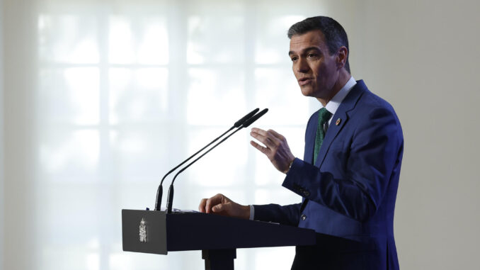 El presidente del Gobierno, Pedro Sánchez, ofrece una rueda de prensa tras reunión del último Consejo Ministros del año en el palacio de la Moncloa en Madrid este lunes. EFE/ Chema Moya
