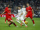 El centrocampista del Real Madrid Brahim Díaz (c) y el delantero del Sevilla Juanlu Sánchez (i)  durante el partido de LaLiga entre el Real Madrid y el Sevilla, este domingo en el estadio Santiago Bernabéu. EFE/ JuanJo Martín