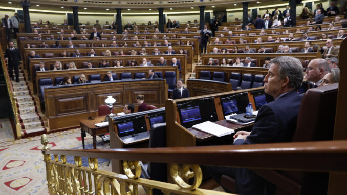 El líder del PP, Alberto Núñez Feijóo, durante el pleno del Congreso de los Diputados en Madrid este jueves. EFE/Javier Lizón
