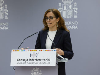 La ministra de Sanidad, Mónica García, ofrece una rueda de prensa antes de la reunión del Consejo Interterritorial del Sistema Nacional de Salud, este lunes en Madrid. EFE/ Zipi