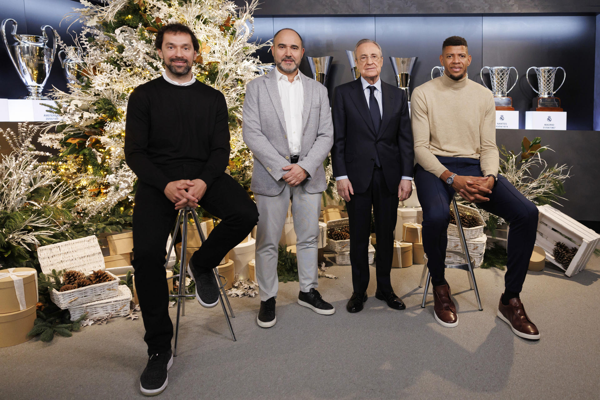 El presidente del Real Madrid, Florentino Pérez, el entrenador del primer equipo de baloncesto Chus Mateo (2i), y los capitanes Sergio Llul (izda) y Walter Tavares, posan durante la felicitación navideña del club. EFE/Realmadrid.com
