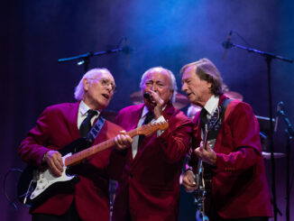 Los Sírex que estaban en el inicio de la banda (aunque son cinco en total): de izquierda a derecha, Josep Fontseré, a la guitarra, Antoni Miquel "Leslie" (voz) y Guillermo Rodríguez Holgado (bajo). Foto cedida por los Sirex /EFE