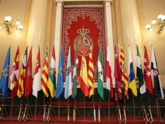 Banderas autonómicas en el Senado. EFE/Javier Lizòn