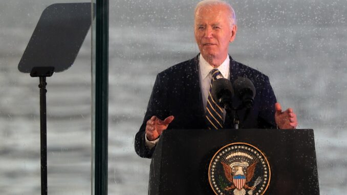 El presidente de EE. UU., Joe Biden, pronuncia un discurso en el Museo de la Esclavitud en Luanda, Angola, el 03 de diciembre de 2024. Biden se encuentra en Angola en una visita de estado de tres días que incluye un discurso en el Museo de la Esclavitud y una cumbre internacional sobre el Corredor de Lobito. EFE/EPA/AMPE ROGERIO
