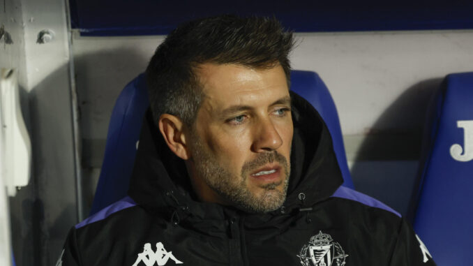 El entrenador del Real Valladolid, el uruguayo Paulo Pezzolano. EFE/ Juanjo Martín
