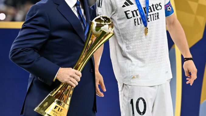 El Presidente de la UEFA Gianni Infantino (I) y el jugador del Real Madrid Luka Modric tras la final de la Copa Intercontinental que han jugado Real Madrid CF y CF Pachuca en Lusail, Catar. EFE/EPA/NOUSHAD THEKKAYIL
