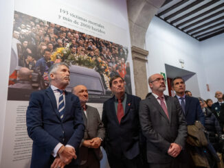 El director del Instituto Cervantes, Luis García Montero (c), el ministro del Interior, Fernando Grande-Marlaska (i) y el presidente de la Fundación Víctimas del Terrorismo, Juan Benito Valenciano (2i) y el delegado del Govierno en Madrid, Francisco Martín Aguirre (2d), durante la clausura este martes de la exposición con fondos del archivo gráfico de EFE '20 años del 11M, memoria de dolor y solidaridad' que se exhibe en la sede del Instituto Cervantes en Alcalá de Henares (Madrid). EFE/ Fernando Villar