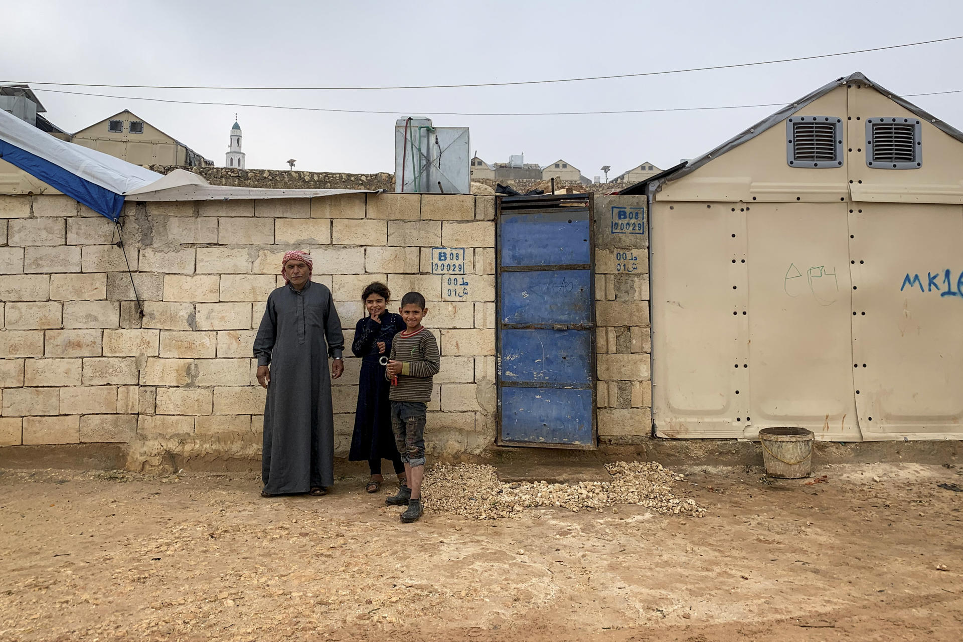 Desplazados en su campamento de Kfar Jales, en el noroeste de Siria. Para Nadel Ibrahim, el final de la violencia en Siria no significa regresar a casa tras seis años de desplazamientos forzosos, de ver a sus hijos heridos en ataques y de mucha precariedad. . EFE/Noemí Jabois
