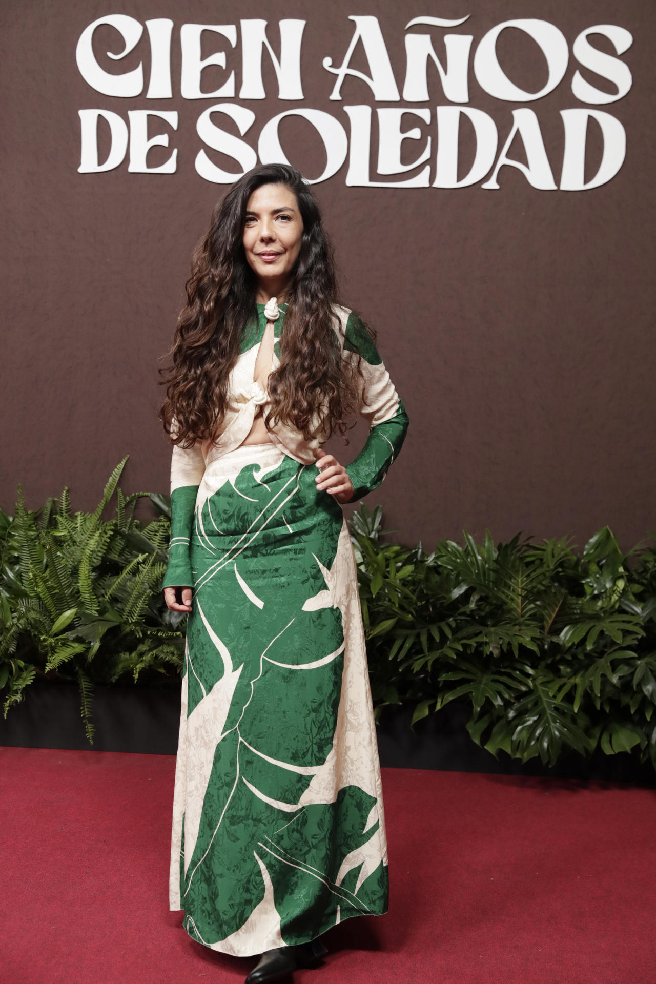 La directora de la serie de Netflix 'Cien años de soledad', Laura Mora, posa en la alfombra roja de la presentación de la serie este lunes, en Bogotá (Colombia). EFE/ Carlos Ortega
