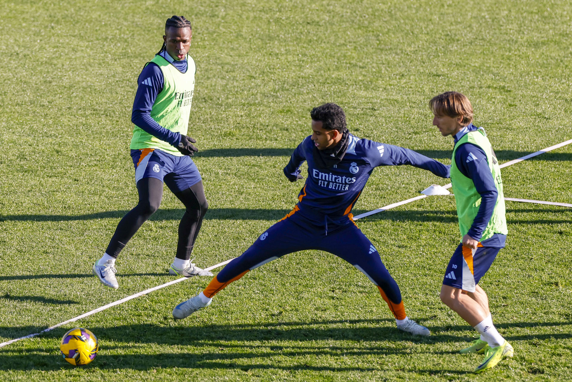 Los jugadores del Real Madrid Rodrygo, Vinicius jr (i) y Luka Modric (d), durante el entrenamiento realizado en Valdebebas. EFE/Ballesteros
