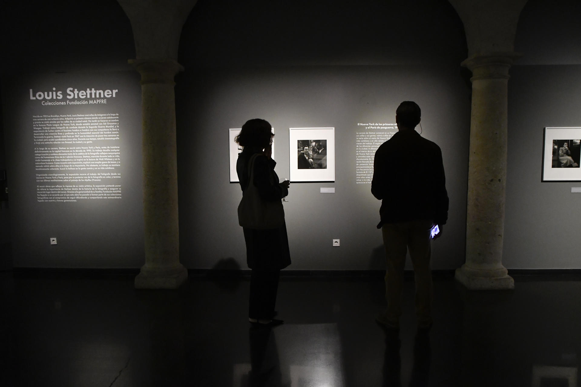 Dos visitantes observan algunas imágenes del fotógrafo estadounidense Louis Stettner mientras visita la retrospectiva de Louis Stettner en el Centro Andaluz de la Fotografía en Almería, sur de España, el 12 de diciembre de 2024 (publicado el 14 de diciembre de 2024). La exposición estará abierta hasta el 2 de marzo de 2025. EFE/Carlos Barba
