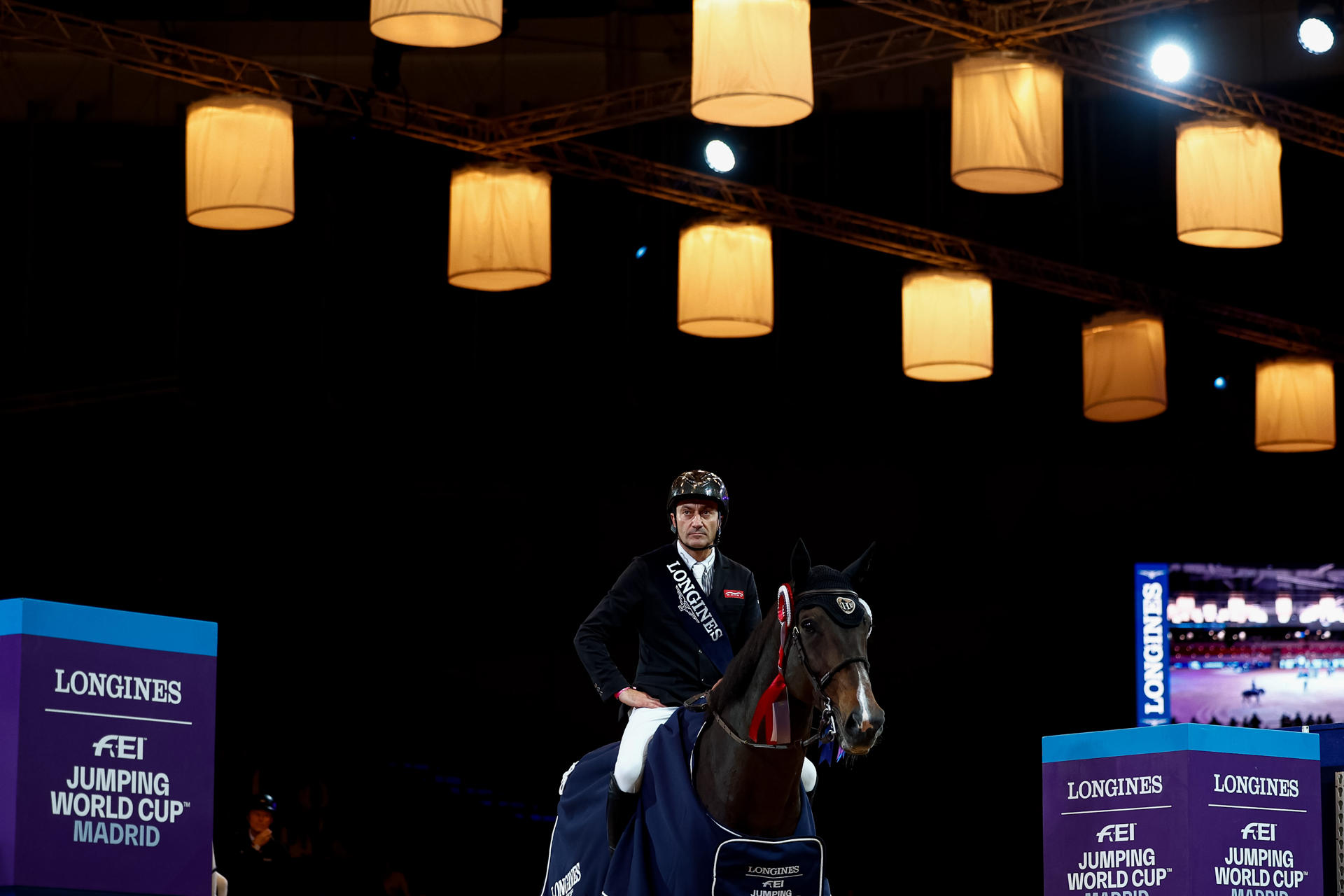 El jinete italiano Piergiorgio Bucci se proclamó ganador del Longines Gran Premio Ciudad de Madrid de Saltos, dentro de la Madrid Horse Week, celebrado este domingo en Ifema Madrid. EFE/Daniel González
