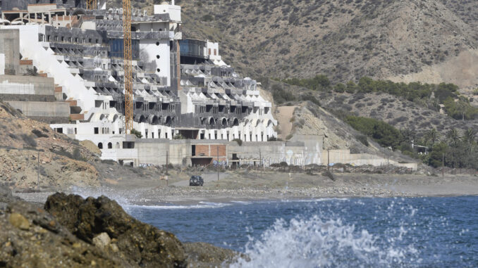 Imagen de archivo del hotel ubicado en la playa de El Algarrobico. EFE / Carlos Barba
