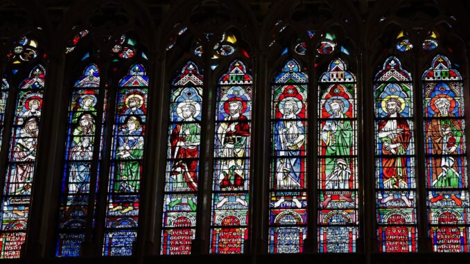 Vista de unas vidrieras en el interior de la catedral de Notre-Dame de París. EFE/EPA/STEPHANE DE SAKUTIN / POOL MAXPPP OUT
