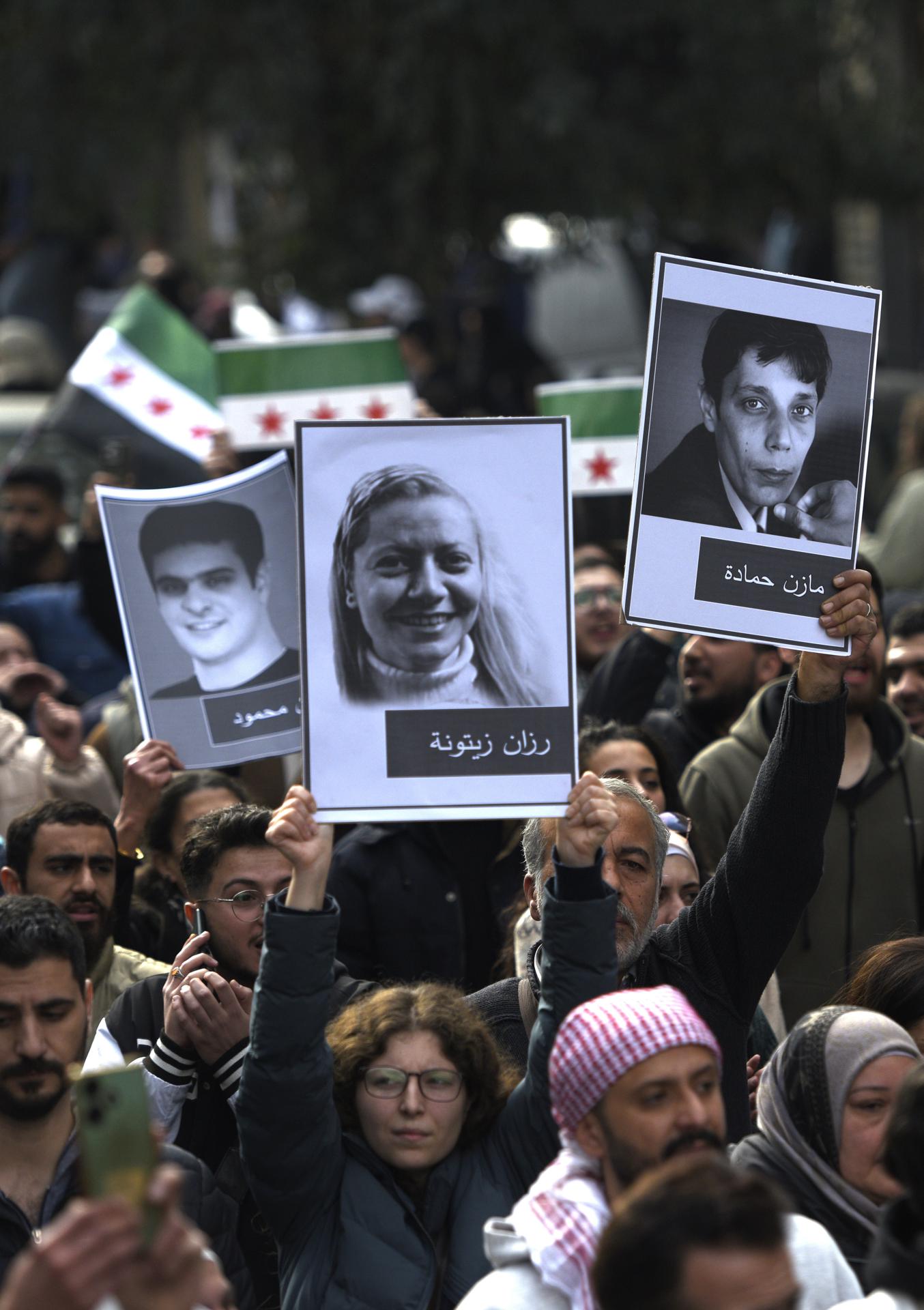 Las personas sostienen fotos de la activista siria de derechos humanos Razan Zaitouneh (C), quien desapareció en 2013, y del destacado activista sirio Mazen al-Hamada (D) durante el funeral de este último en Damasco, Siria, el 12 de diciembre de 2024. Según el Hospital al-Mujtahid, el cuerpo de al-Hamada fue identificado entre una veintena de otros recuperados de la prisión de Sednaya cuando los rebeldes capturaron Damasco el 08 de diciembre de 2024. Al-Hamada era un activista involucrado en manifestaciones pro-democracia cuando fue arrestado por primera vez, posteriormente huyendo a los Países Bajos donde testificó sobre las condiciones de las prisiones en Siria, pero fue devuelto a Siria en 2020, donde fue desaparecido forzosamente a su llegada, según el grupo de defensa con sede en EE. UU. Syrian Emergency Task Force. (Países Bajos; Holanda, Siria, Damasco) EFE/EPA/HASAN BELAL
