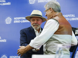 El presidente brasileño, Luiz Inácio Lula da Silva, saluda a un medico a su llegada a una rueda de prensa en el Hospital Sirio Libanés este domingo, en São Paulo (Brasil). EFE/ Sebastião Moreira