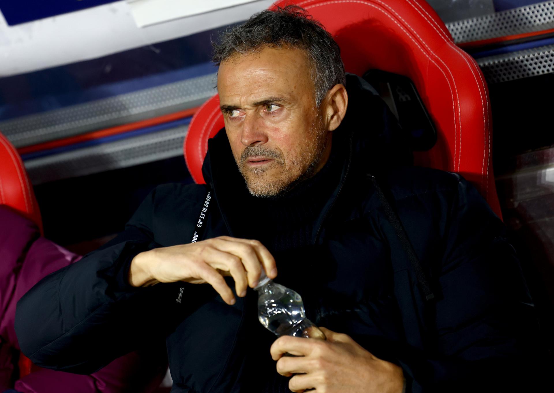 El entrenador del PSG Luis Enrique durante el partido de la sexta jornada de la UEFA Champions League que han jugado FC Salzburg y Paris Saint-Germain en Salzburgo, Austria. EFE/EPA/ANNA SZILAGYI
