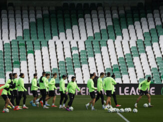 Los jugadores del Betis durante el entrenamiento realizado por la plantilla previo al partido de mañana jueves con el que cierra la primera fase de la Liga Conferencia recibiendo la visita al estadio Benito Villamarín del HJK Helsinki, este miércoles en Sevilla. EFE/Julio Muñoz