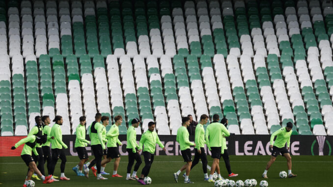 Los jugadores del Betis durante el entrenamiento realizado por la plantilla previo al partido de mañana jueves con el que cierra la primera fase de la Liga Conferencia recibiendo la visita al estadio Benito Villamarín del HJK Helsinki, este miércoles en Sevilla. EFE/Julio Muñoz
