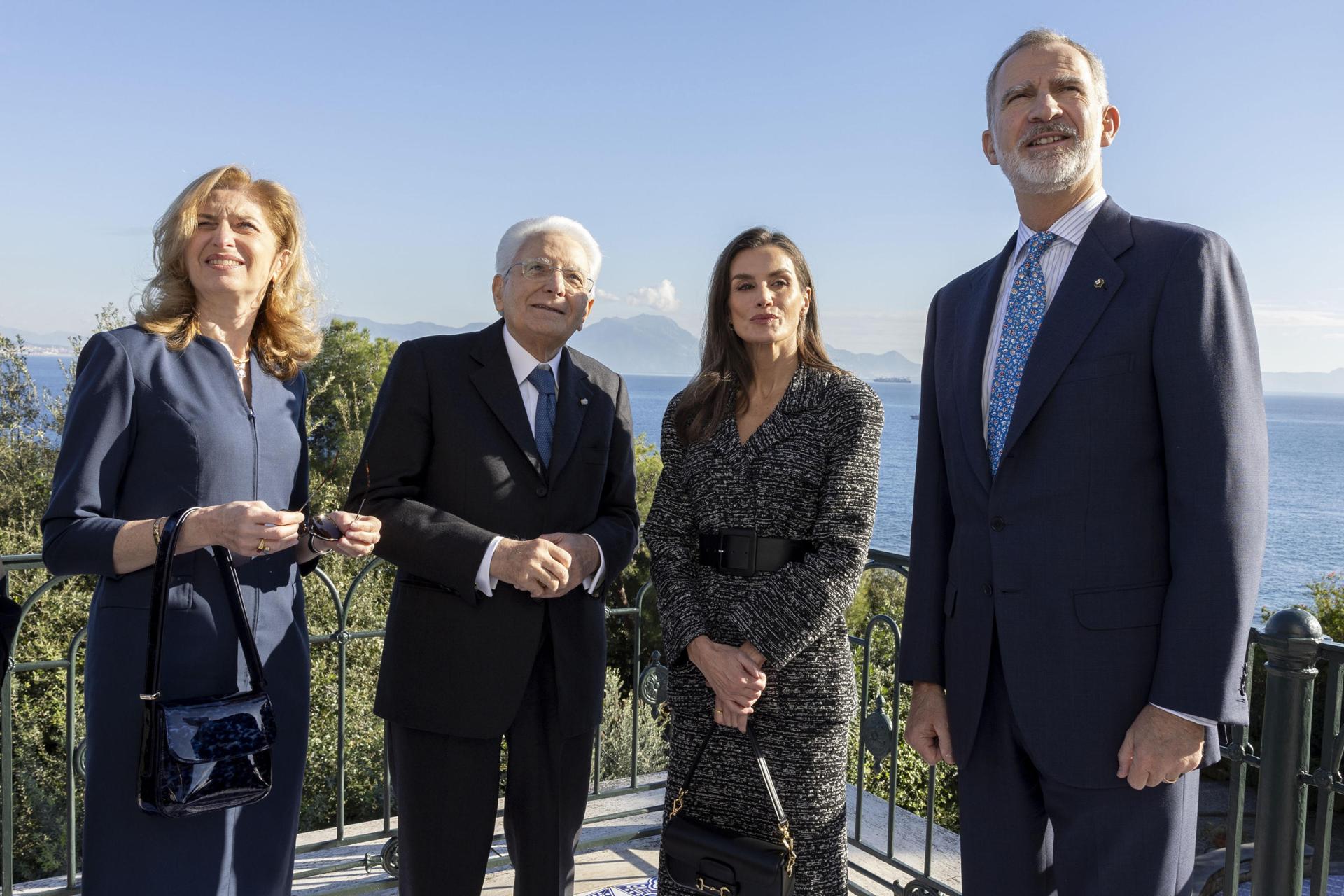 Una fotografía proporcionada por la Oficina de Prensa del Quirinal muestra al presidente italiano Sergio Mattarella (2-I) con el rey Felipe VI (D) y la reina Letizia (2-D) de España, durante su visita a Villa Rosebery en Nápoles, Italia, el 12 de diciembre de 2024. La pareja real española está en una visita de estado de dos días a Italia. (Italia, España, Nápoles) EFE/EPA/FRANCESCO AMMENDOLA / OFICINA DE PRENSA DEL PALACIO QUIRINALE / MANUAL DE MANUAL USO EDITORIAL SOLAMENTE / SIN VENTAS
