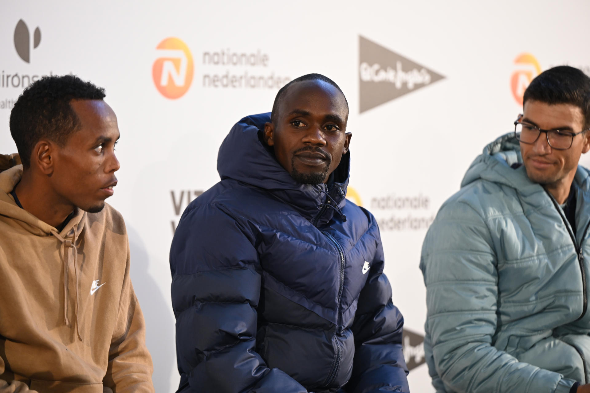 El atleta ugandés Jacob Kiplimo (c) durante la rueda de prensa de los atletas de élite que competirán en la San Silvestre Vallecana, este lunes en Madrid.  EFE/ Fernando Villar
