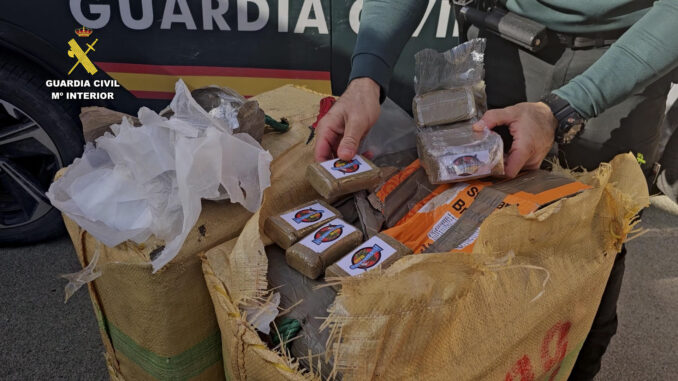 La Guardia Civil se ha incautado de un total de 14 paquetes de arpillera con cerca de una tonelada de hachís tras impedir una descarga de droga en la franja de costa ubicada entre Punta Entinas y Los Percheles, en el municipio almeriense de El Ejido. EFE/Guardia Civil / SOLO USO EDITORIAL/SOLO DISPONIBLE PARA ILUSTRAR LA NOTICIA QUE ACOMPAÑA (CRÉDITO OBLIGATORIO)
